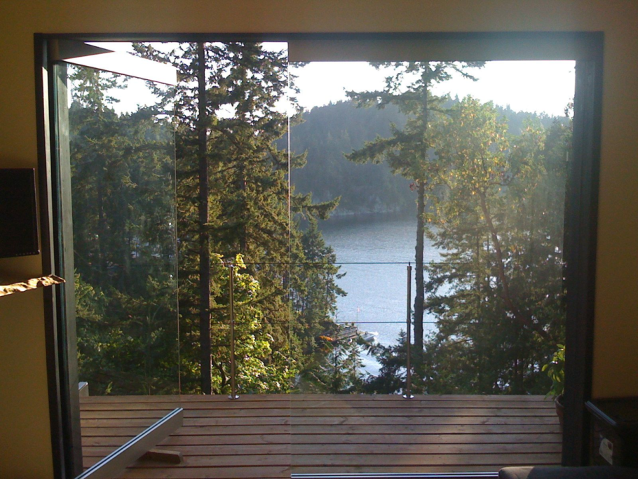 Вид из окна на лес