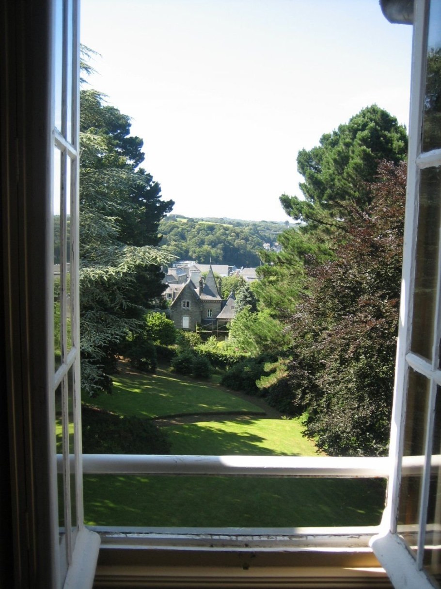 Вид из окна на улицу