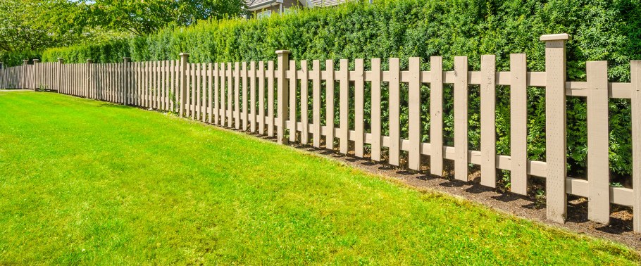 Забор для газона деревянный