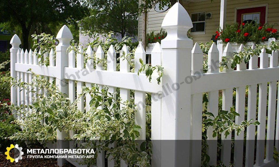 Невысокий деревянный забор