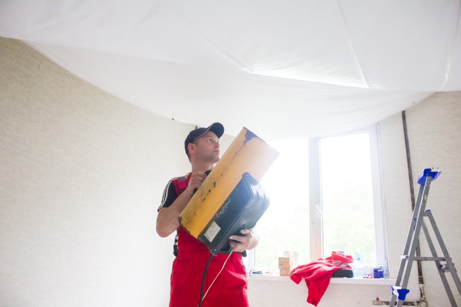 Монтаж полотна натяжного потолка