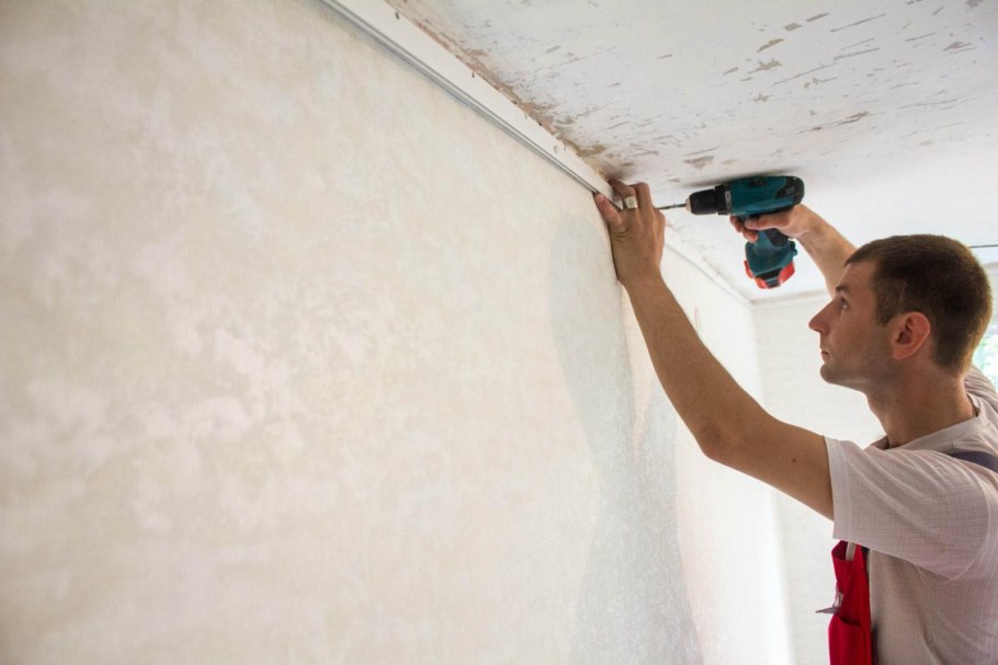 Натянуть потолок в ванной