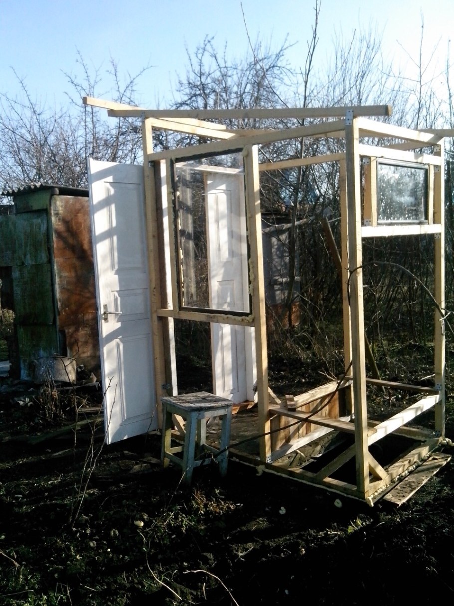 Туалет из оконных рам