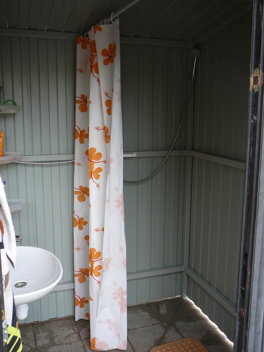 Крашеный душ из ОСП на даче