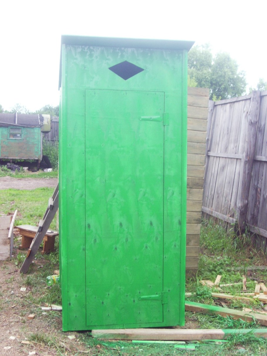 Туалет деревянный крашеный