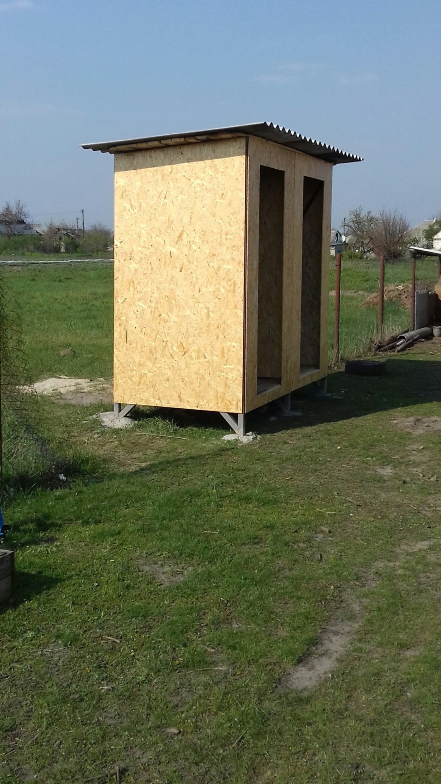 Дачный туалет с резными углами