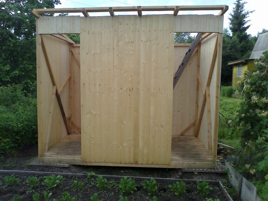 Каркасный туалет с душем для дачи