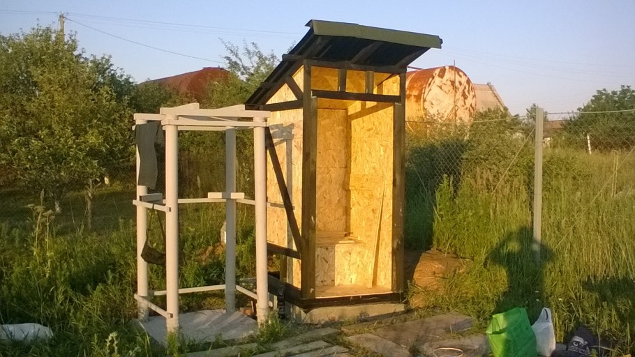 Дачный туалет с прозрачной крышей