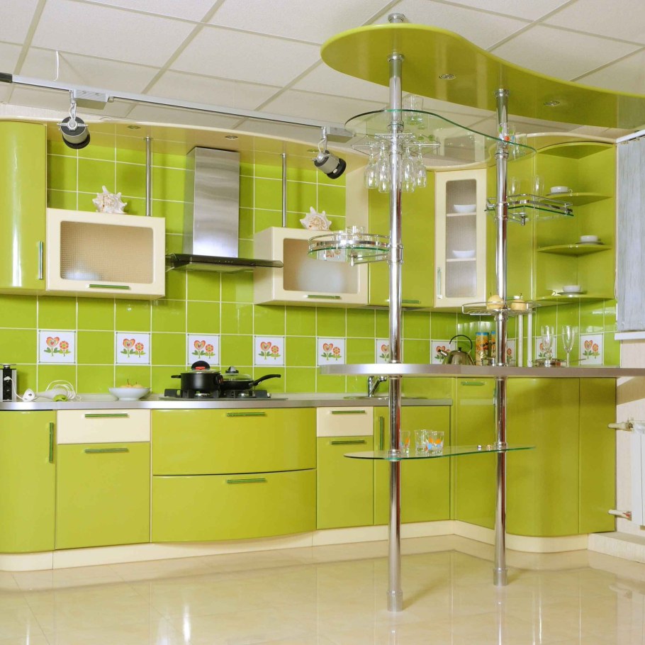 Салатовая кухня с барной стойкой