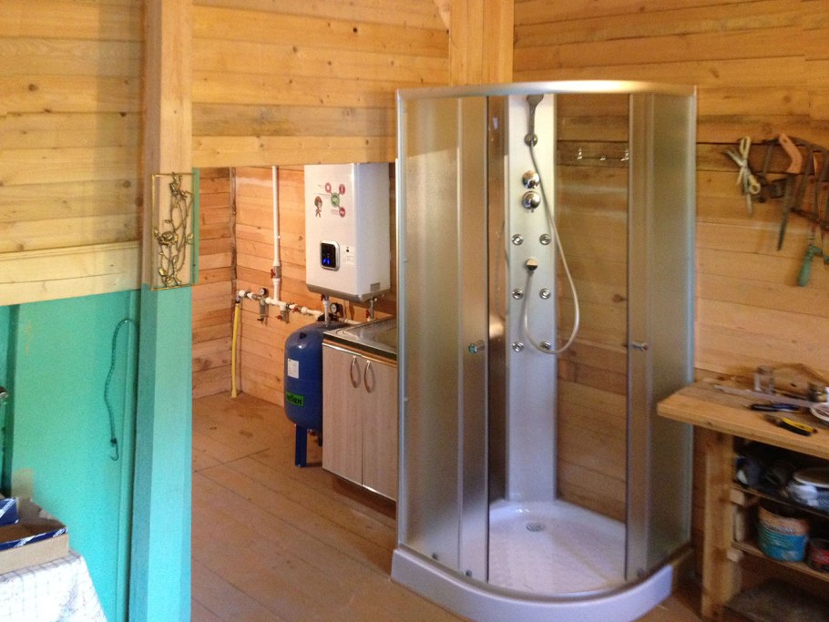 Красивая душевая в деревянном доме