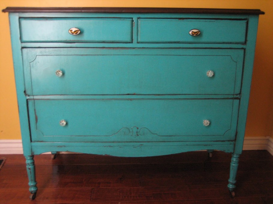 Комод цвета утиное яйцо