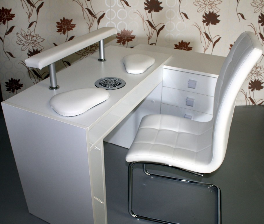 Удобный стол для маникюра