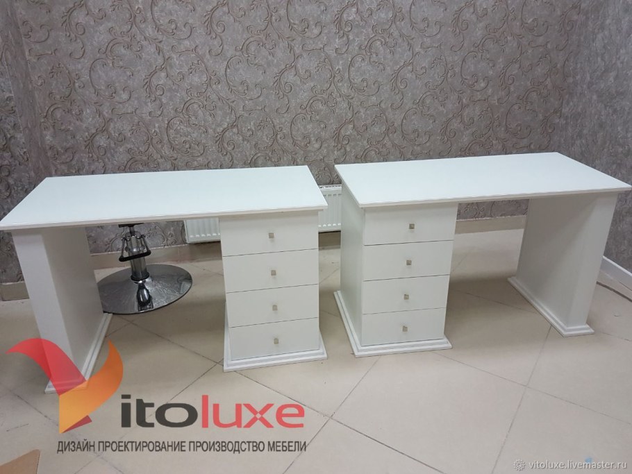 Стол маникюрный современный