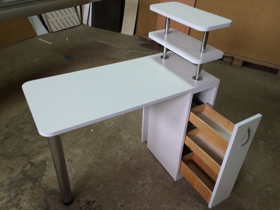 Маникюрный столик на колесиках