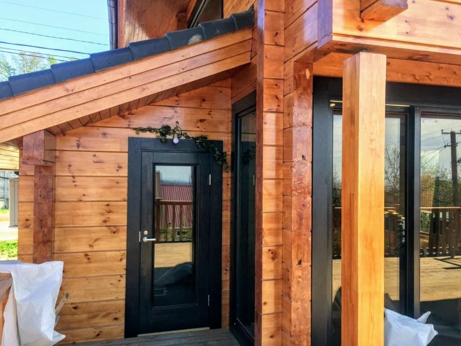 Двери в доме из клееного бруса