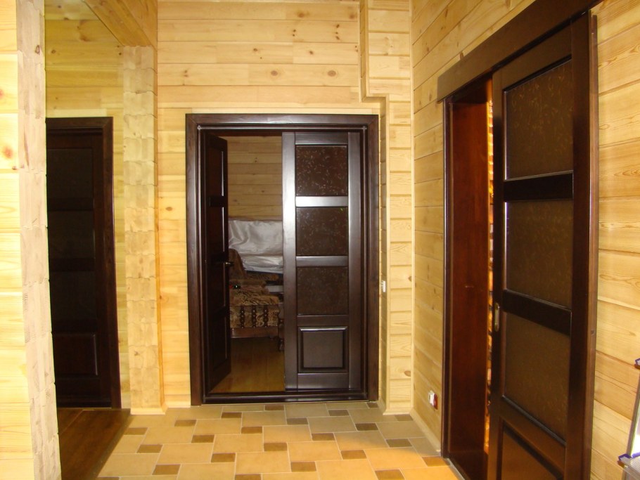 Межкомнатные двери в доме из беленого бруса