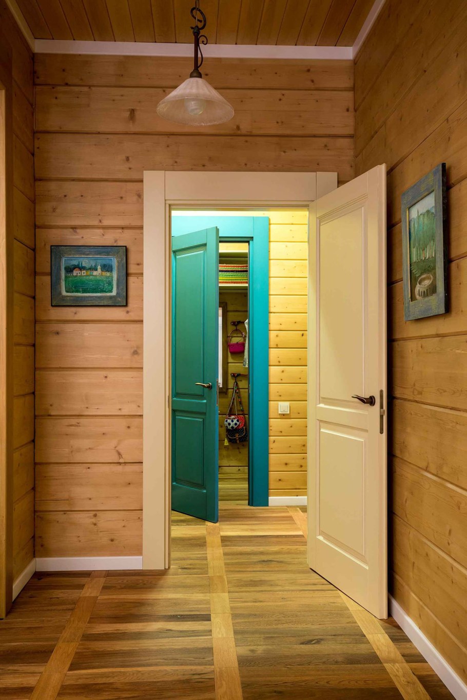 Прихожая в брусовом деревянном доме