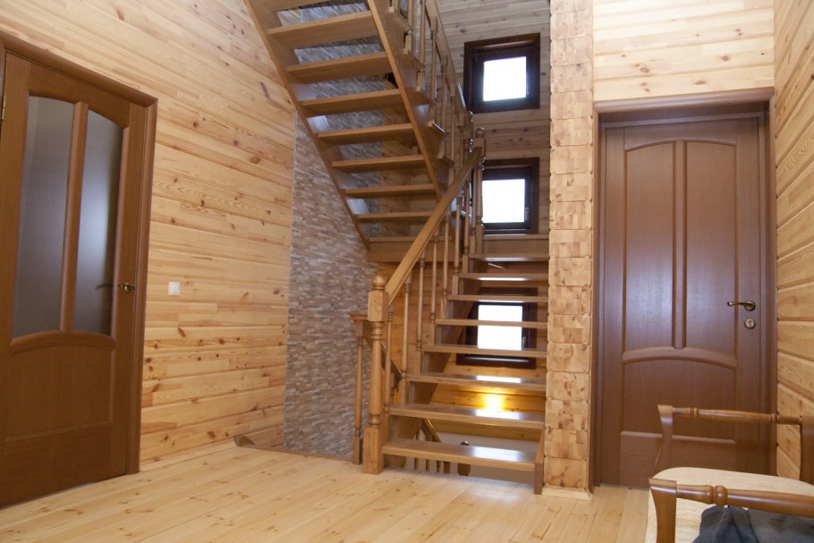 Деревянная лестница в доме из бруса