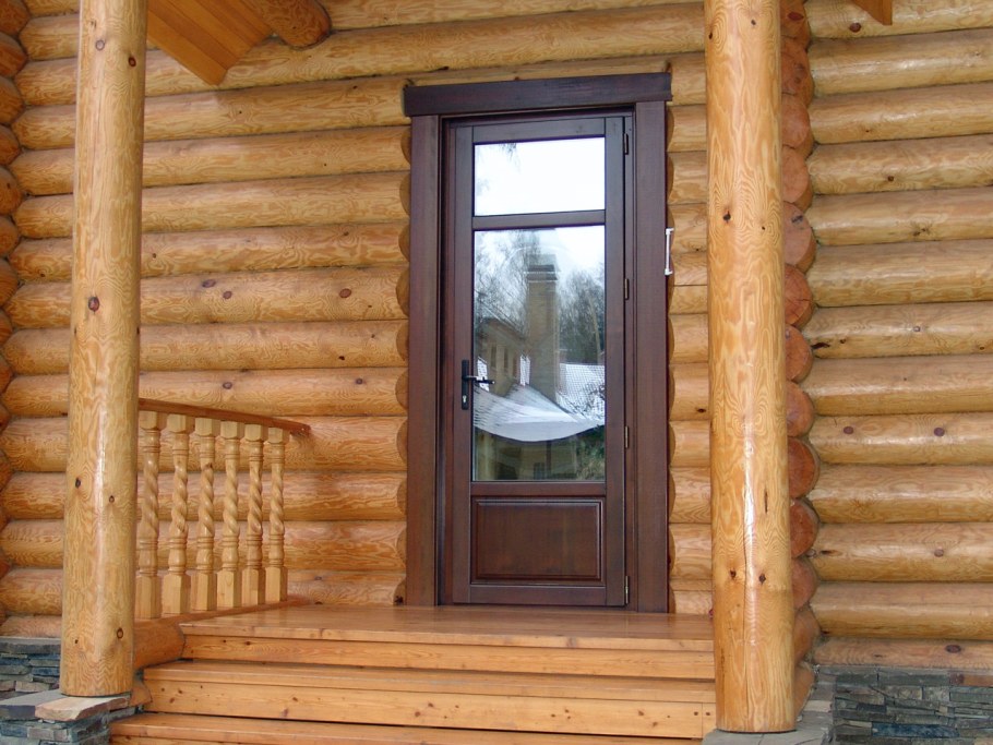 Обсада входной двери в деревянном доме из бруса