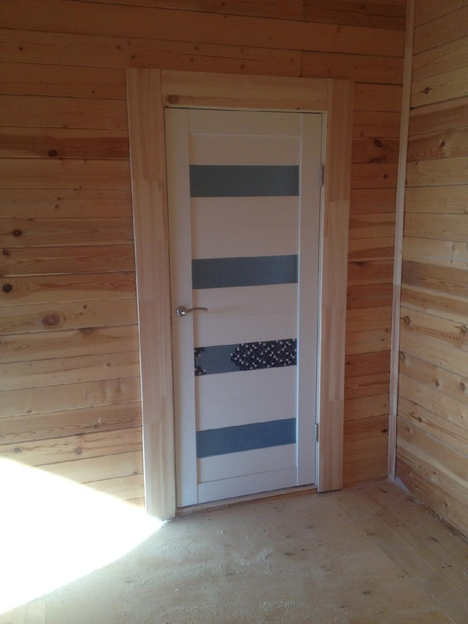 Двери в доме из бруса
