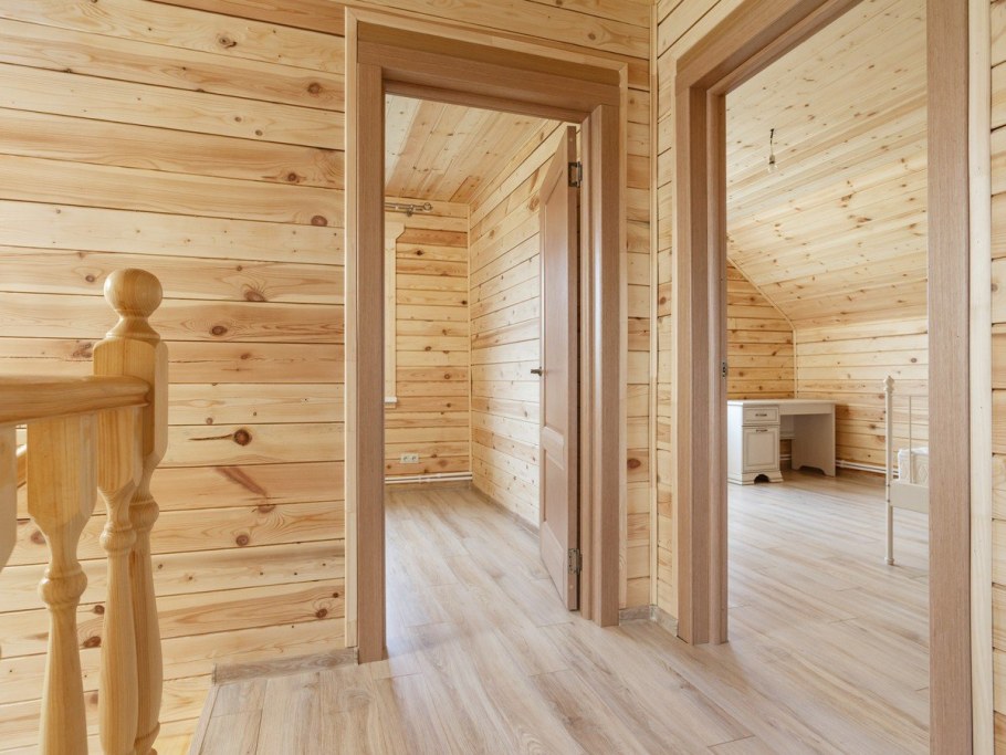 Межкомнатные двери в доме из клееного бруса