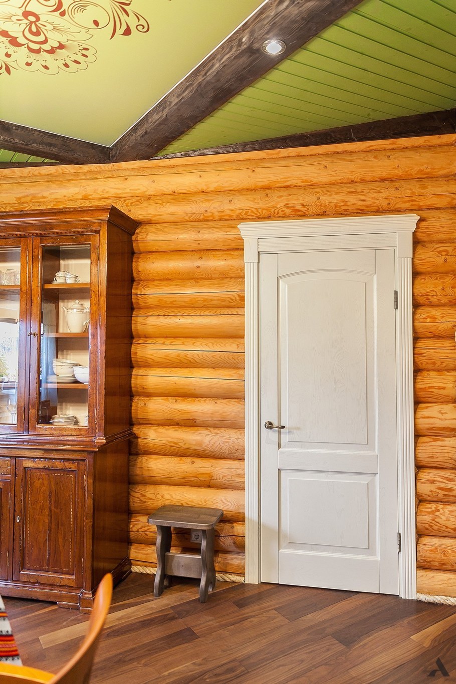 Межкомнатные двери в бревенчатом доме