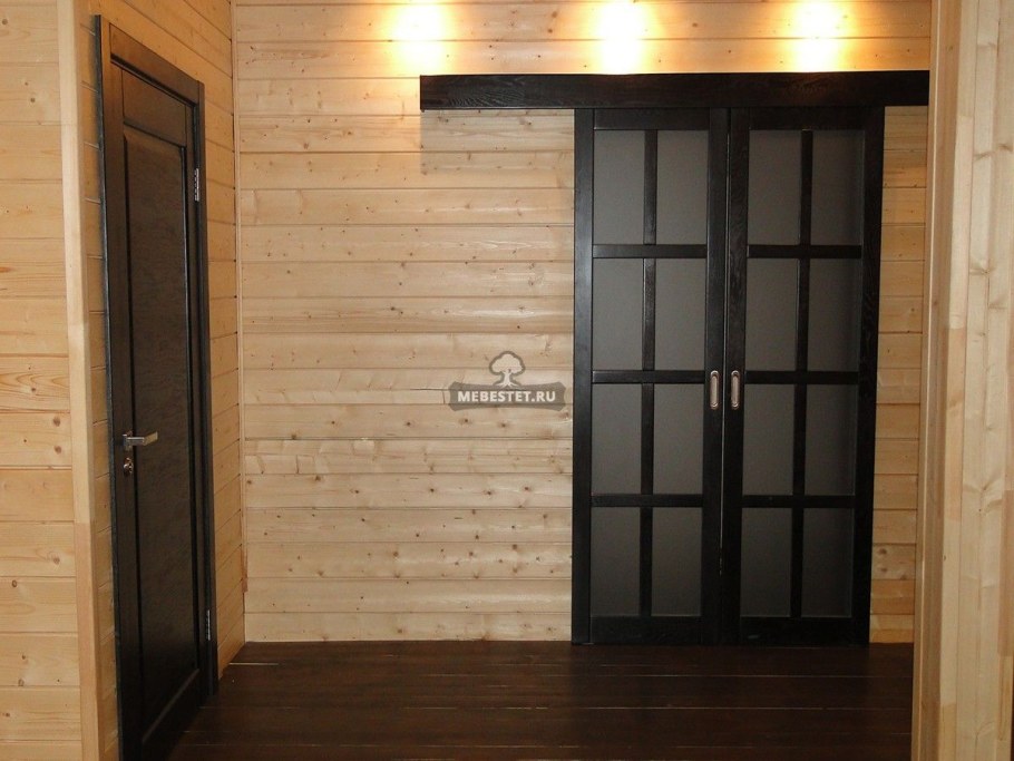 Двери купе в деревянном доме