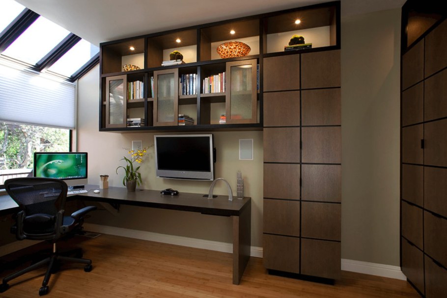 Комната с компьютерным столом