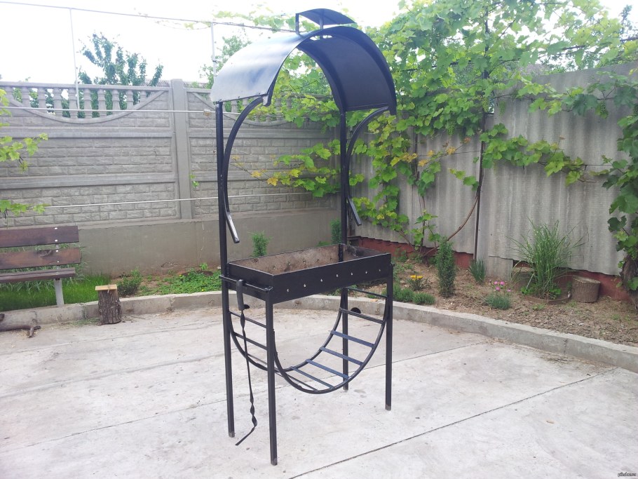 Мангал с крышей из металлочерепицы