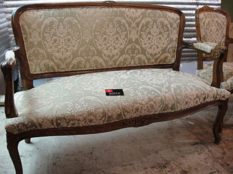 Обивка старинных диванов