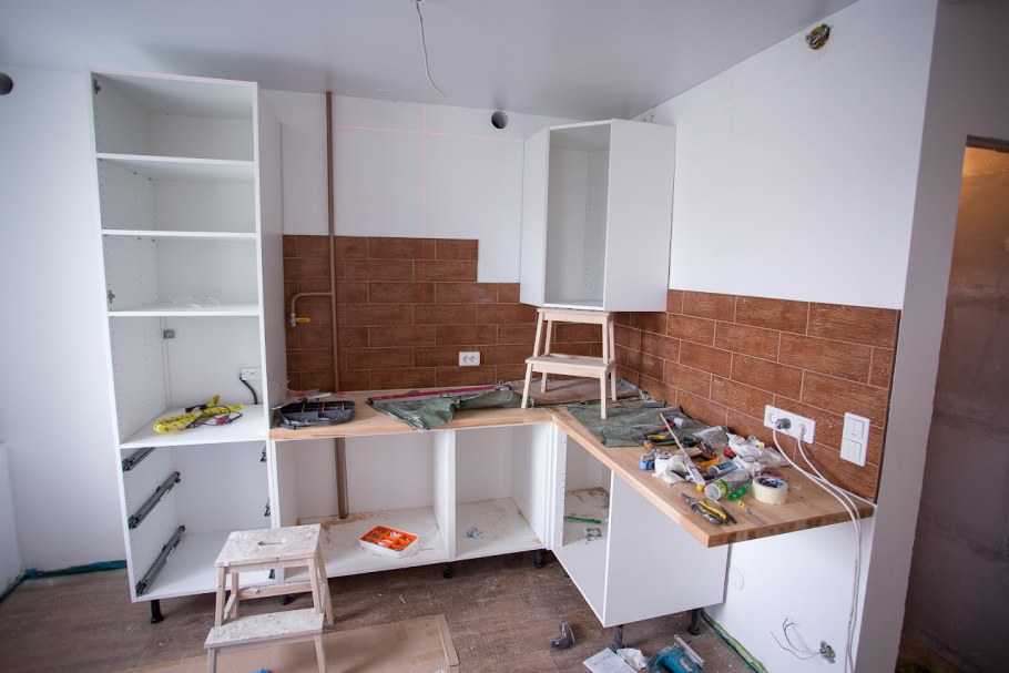 Навесить кухонные шкафы