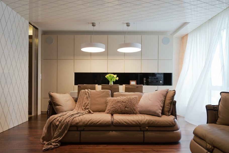 Светильники над диваном в гостиной