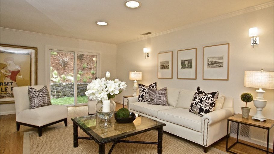 Освещение над диваном в гостиной