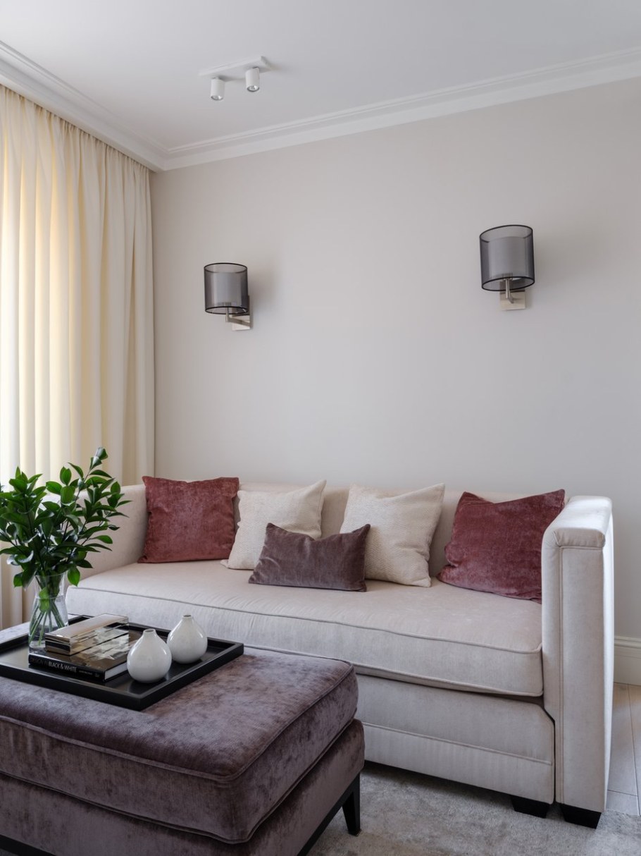 Настенные светильники над диваном