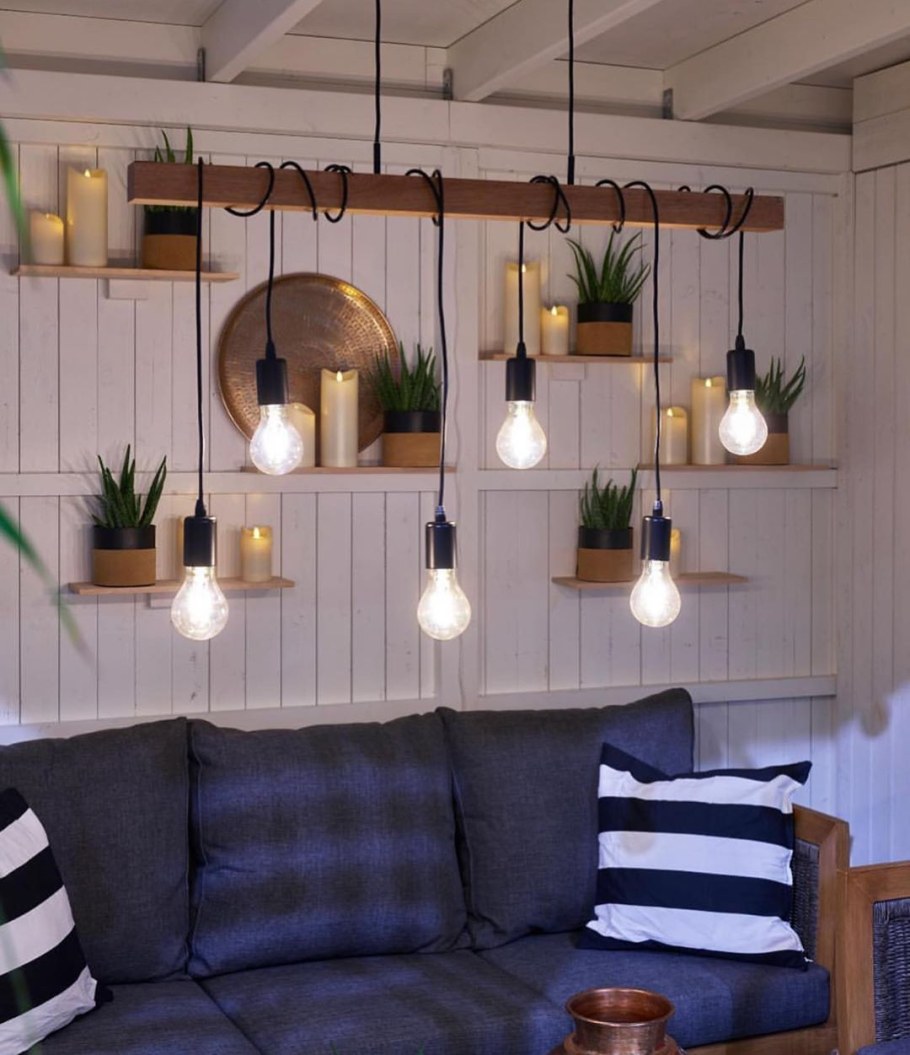 Подвесные светильники над диваном в гостиной