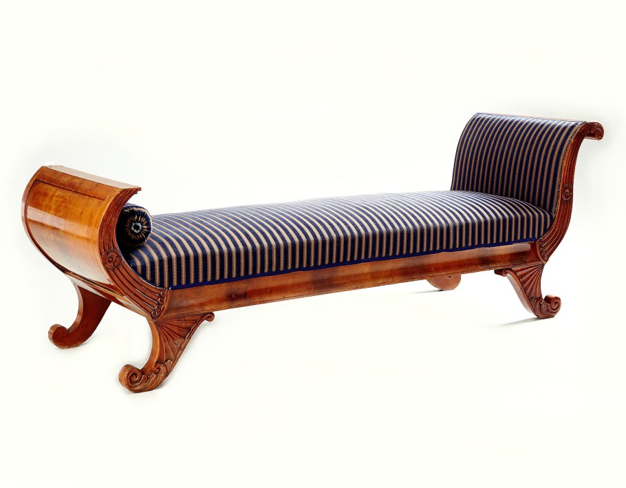 Средневековая мебель диван