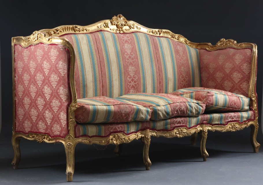 Диван в старинном стиле