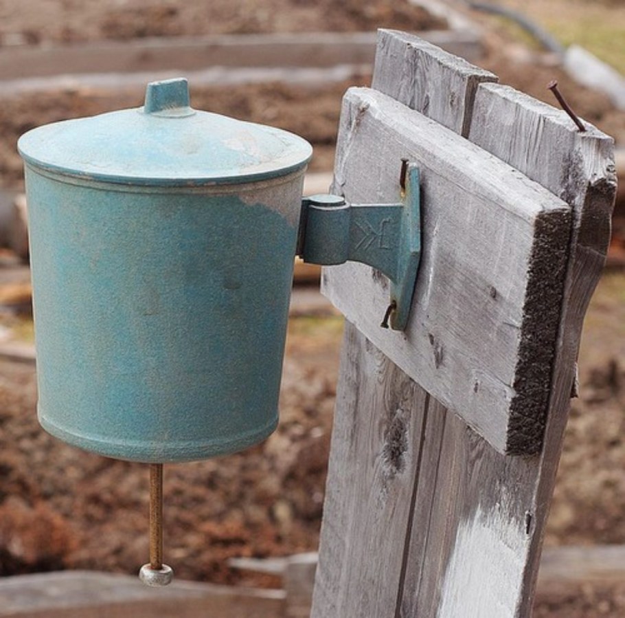 Умывальник в саду на даче
