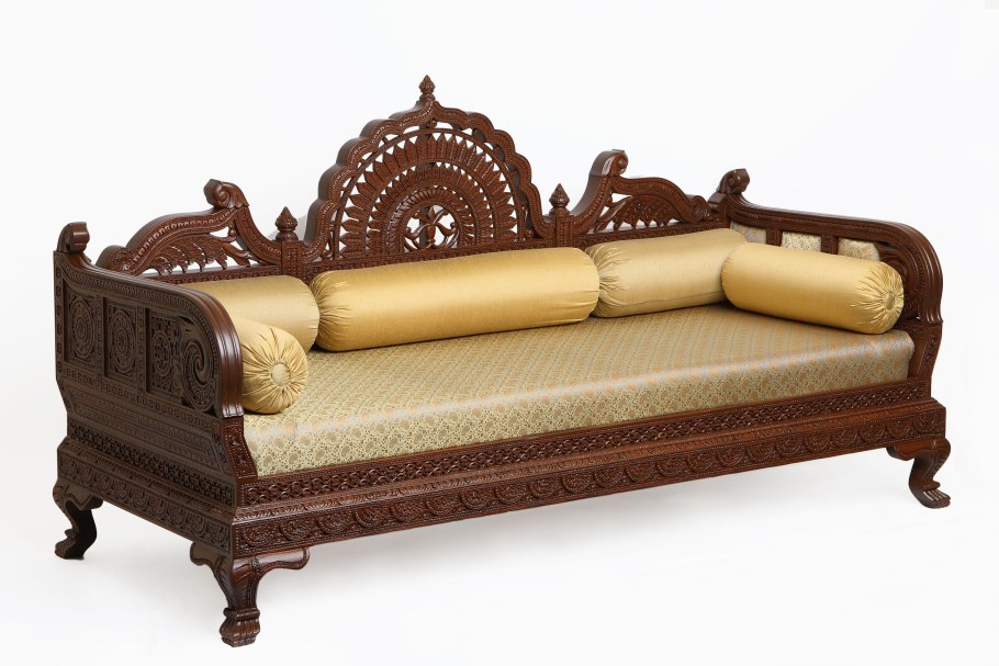 Кушетка с резьбой дерево