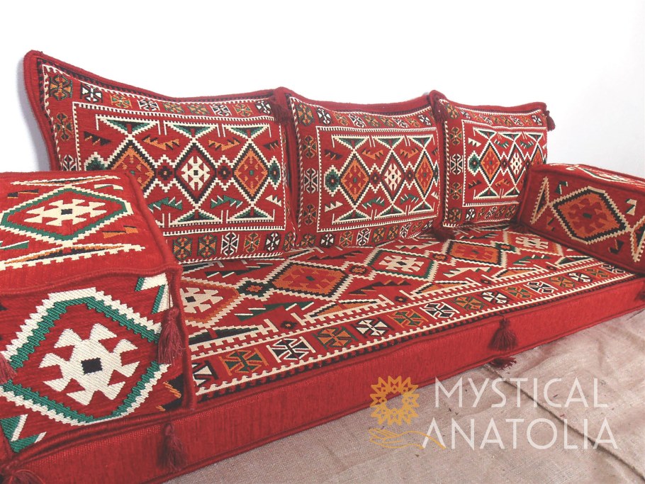 Диван в арабском стиле