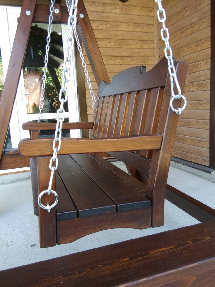 Деревянные качели для дачи