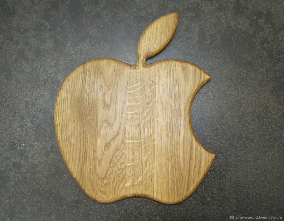 Разделочная доска из дерева в виде яблока
