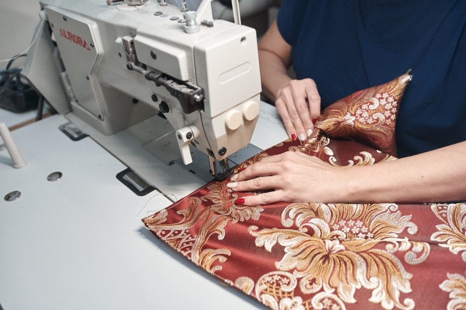 Трон мебельный салон Иркутск логотип