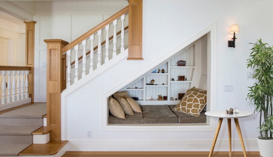 Под лестницей в частном доме