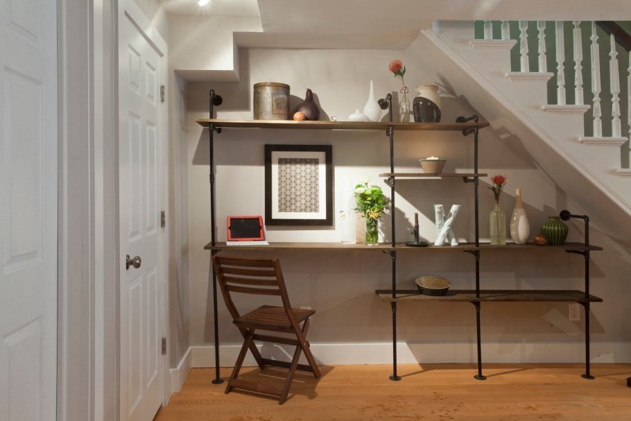 Мебель под винтовой лестницей