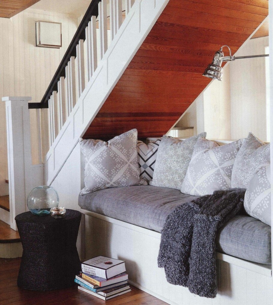 Кровать под лестницей