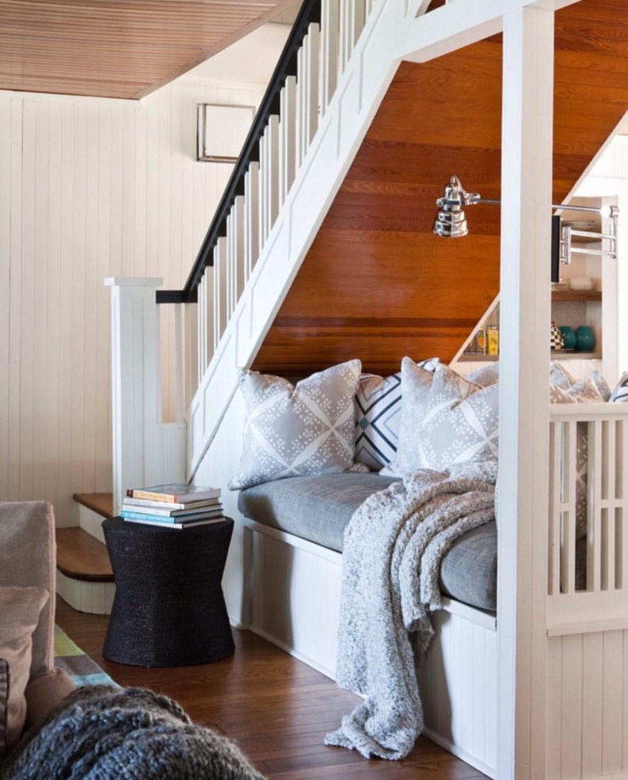 Пространство под лестницей