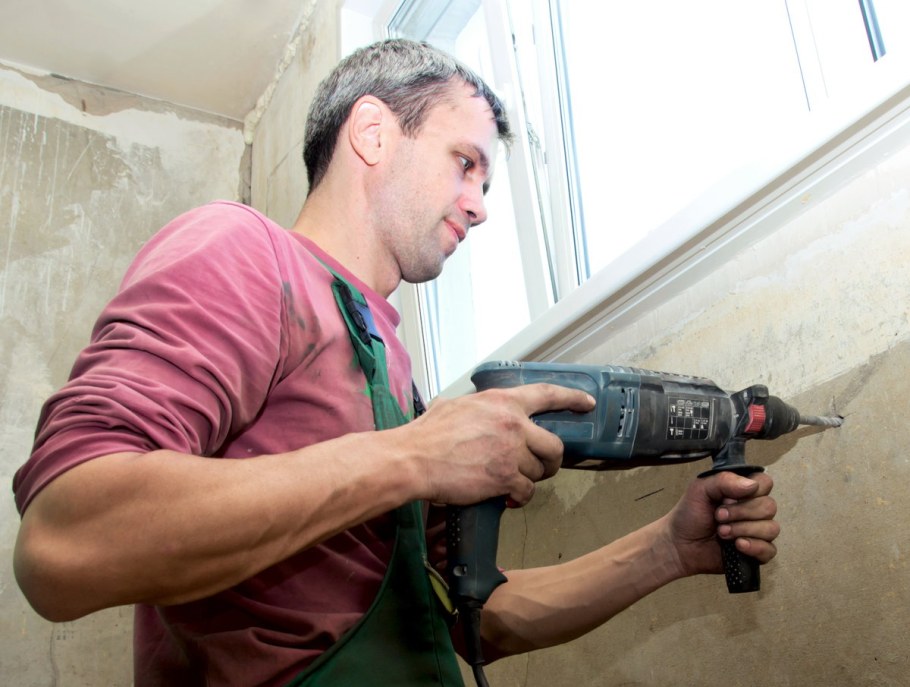 Мужчина делает ремонт