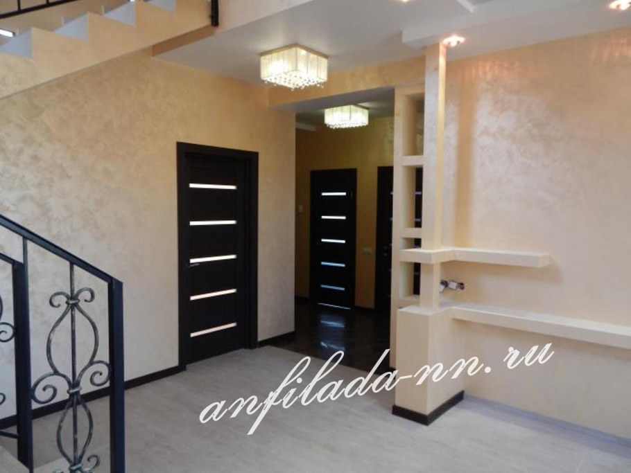 Семья делает ремонт в квартире