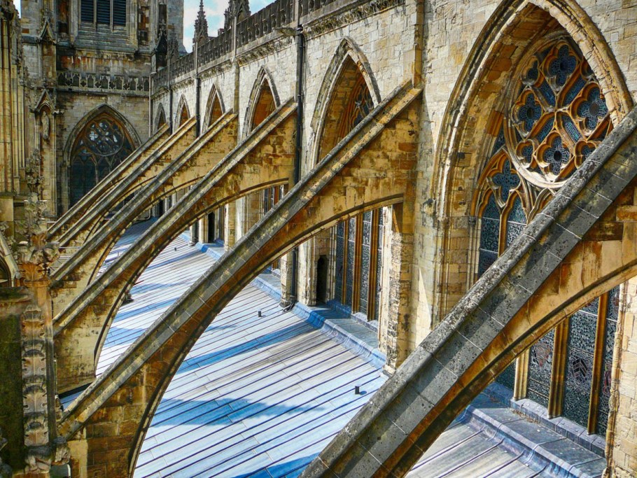 Аркбутаны и контрфорсы готического собора